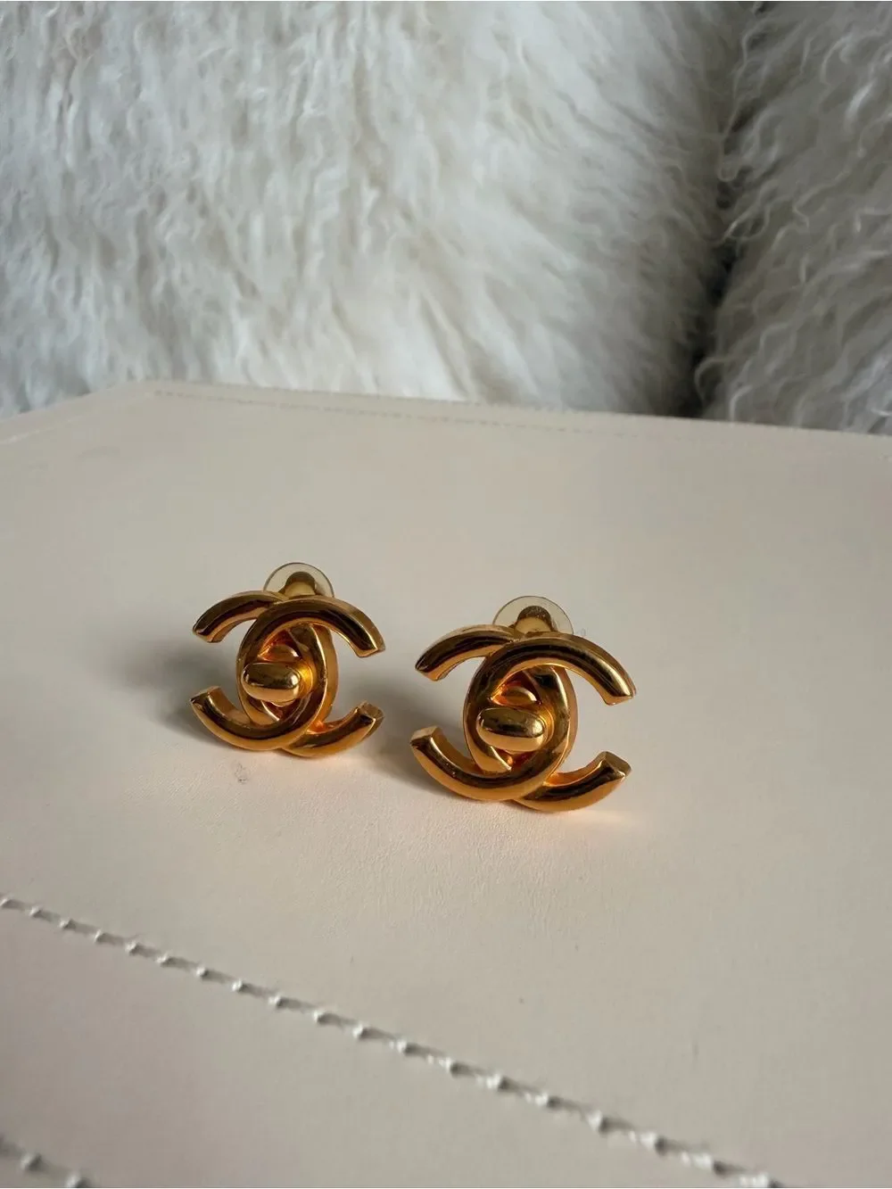 CHANEL Gold Interlocking CC turnlock earrings